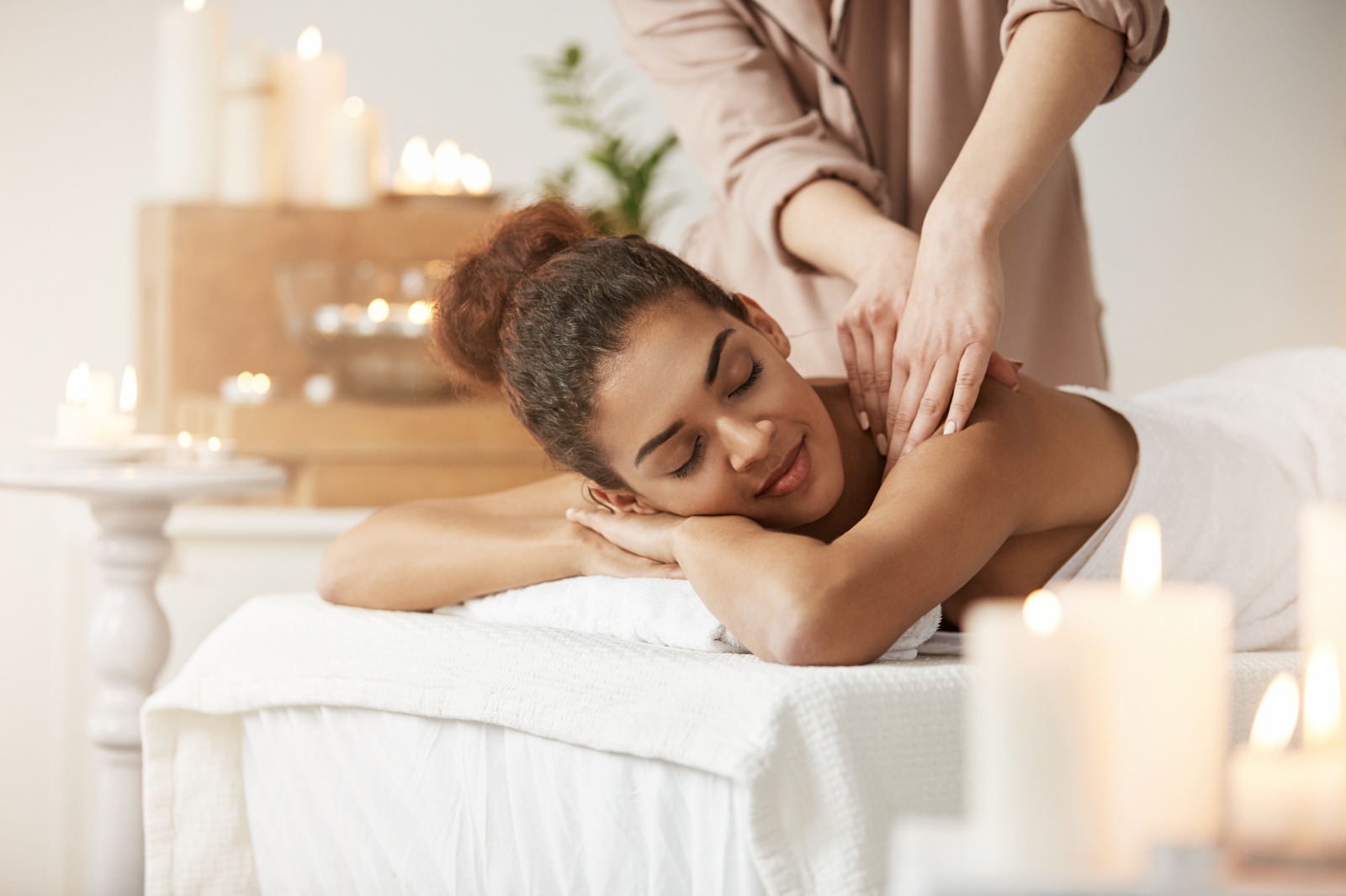 A 4K image focusing on a progression from basic to advanced massage techniques.  It should be a split image showing a beginner's hand performing a simple technique versus an expert's hand utilizing a more advanced method. High-quality resolution emphasizes the detail and precision of the techniques. The contrast between simple and advanced helps to visualize progress. The lighting should be consistent between both parts of the image for easy comparison.